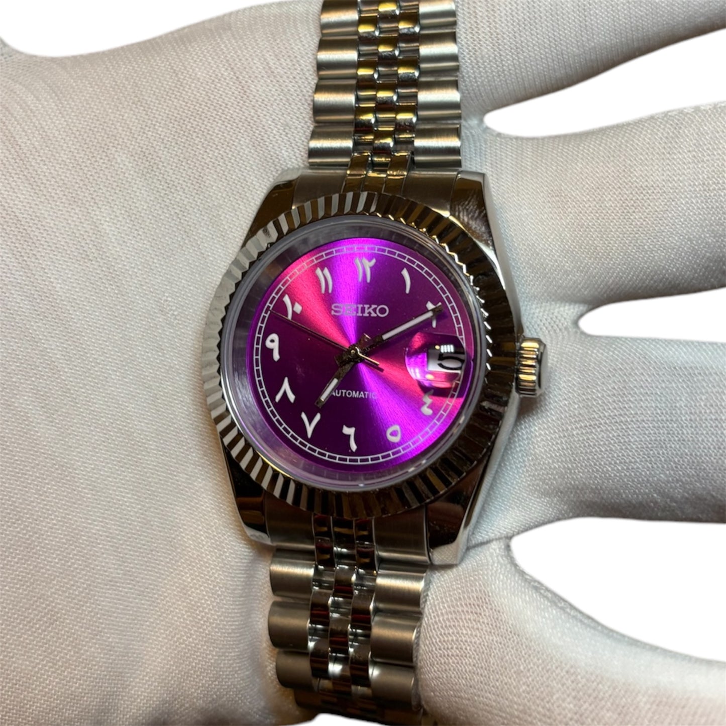 Montre Seiko mod personnalisée avec cadran Arabic violet et bracelet Jubilee
